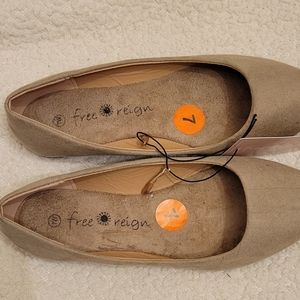 Free Reign flat shoes Brand New outbox color cream size 7(W)